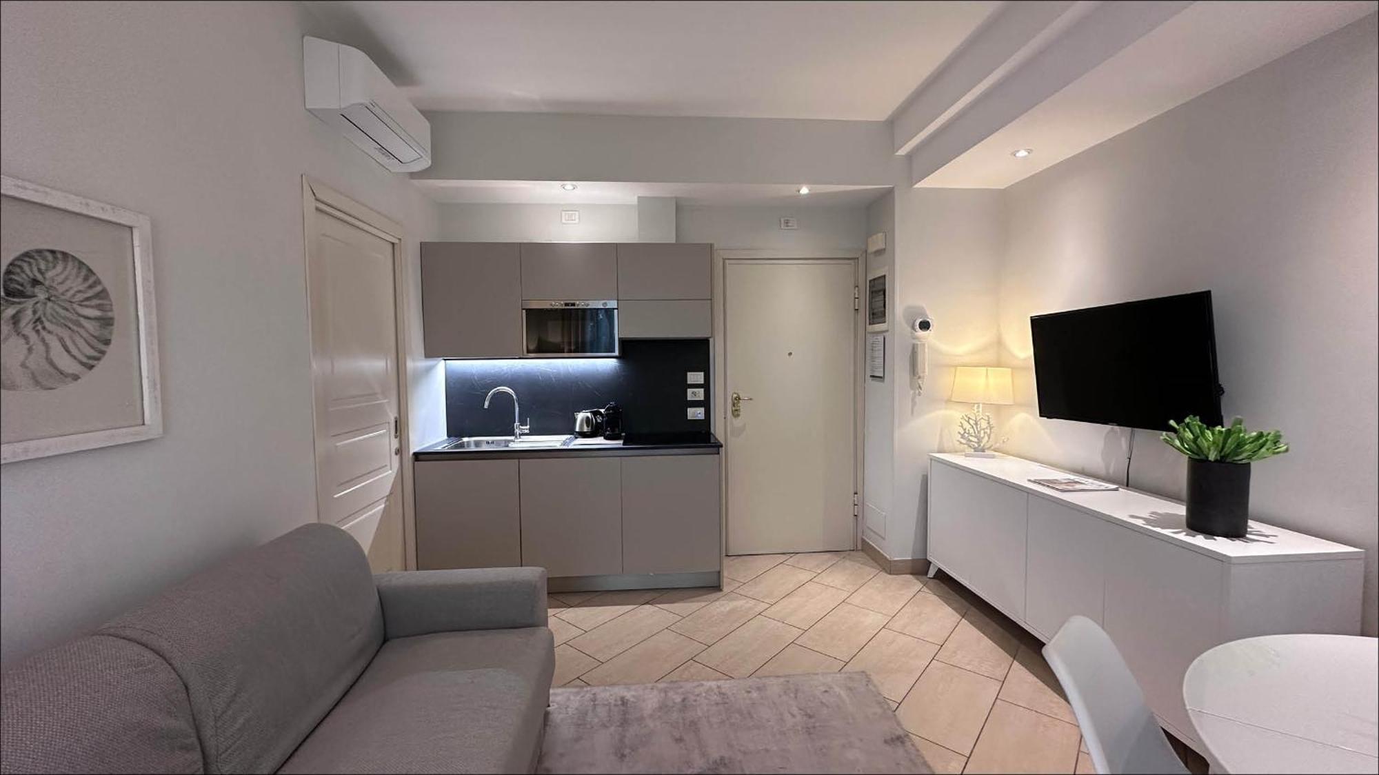 Residence Lungomare - Charming Apartments Ричоне Екстериор снимка